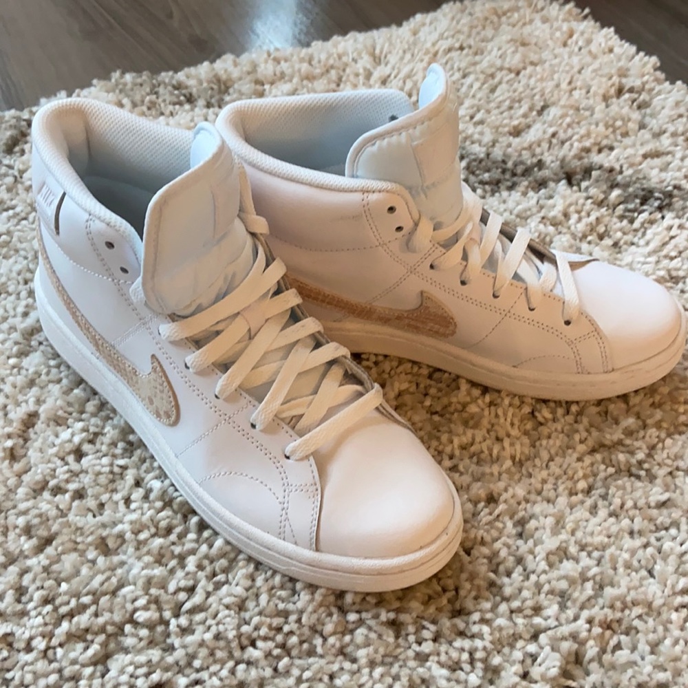 Women’s size 7 Nike Court Shoe